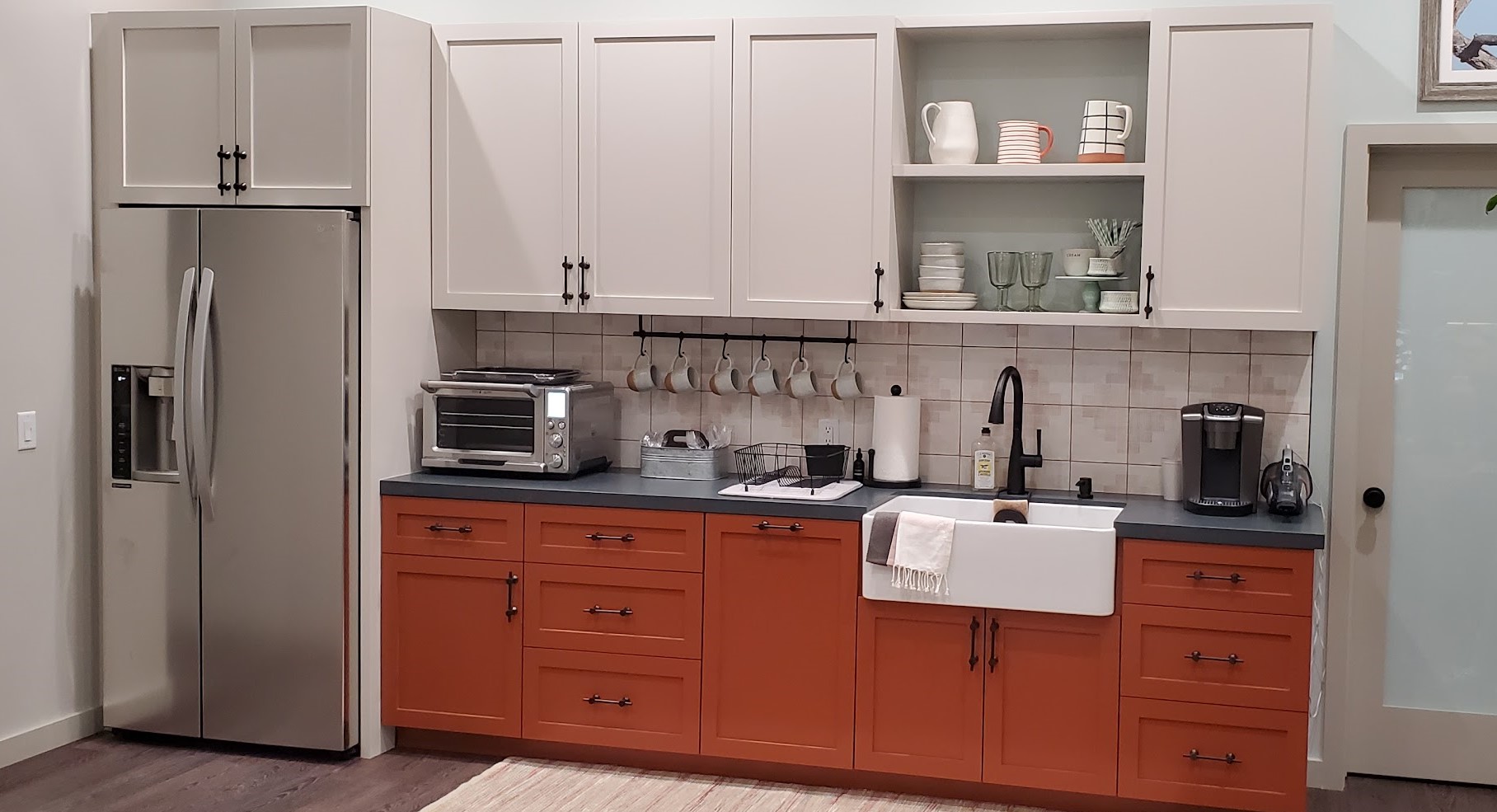 Two-tone Farmhouse-style Kitchenette