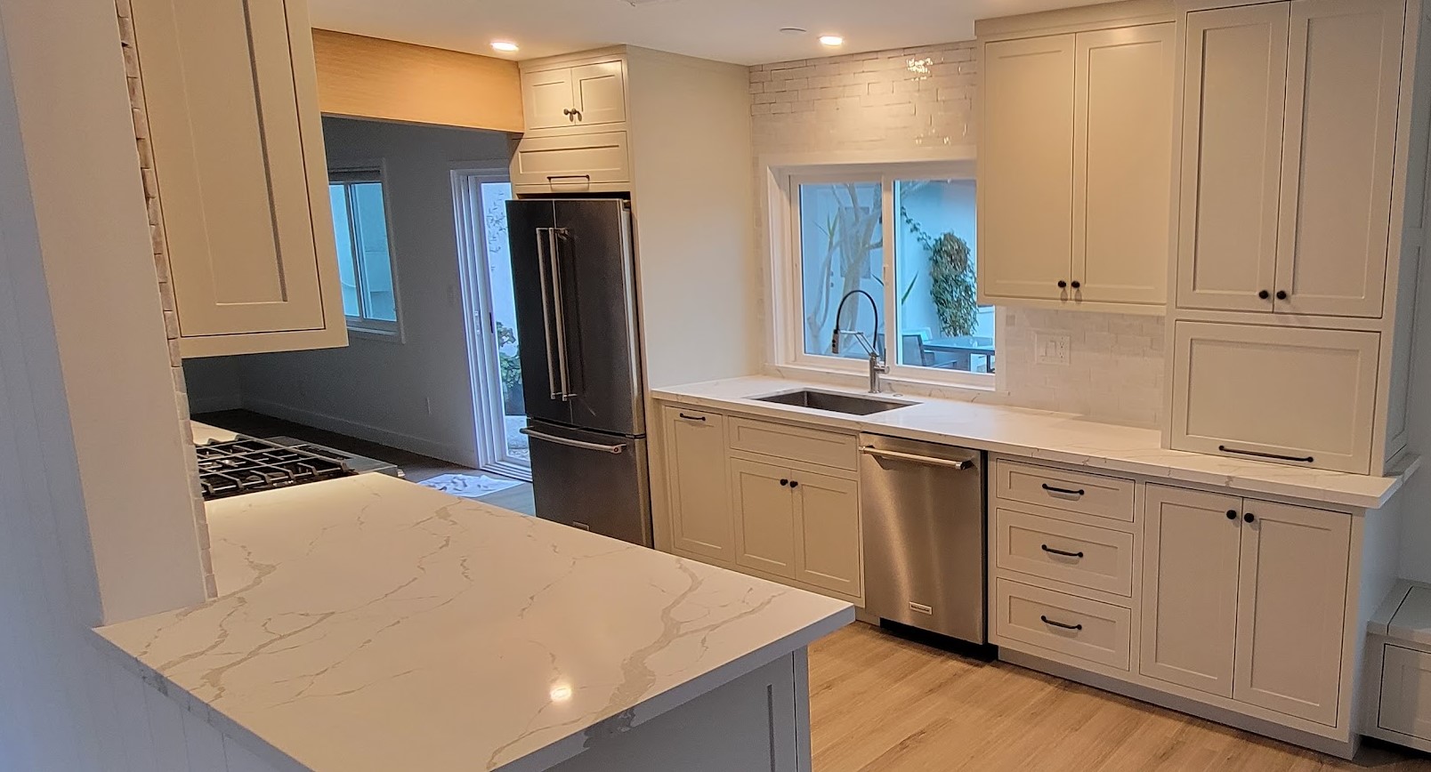 Bright Transitional Kitchen with Quartz