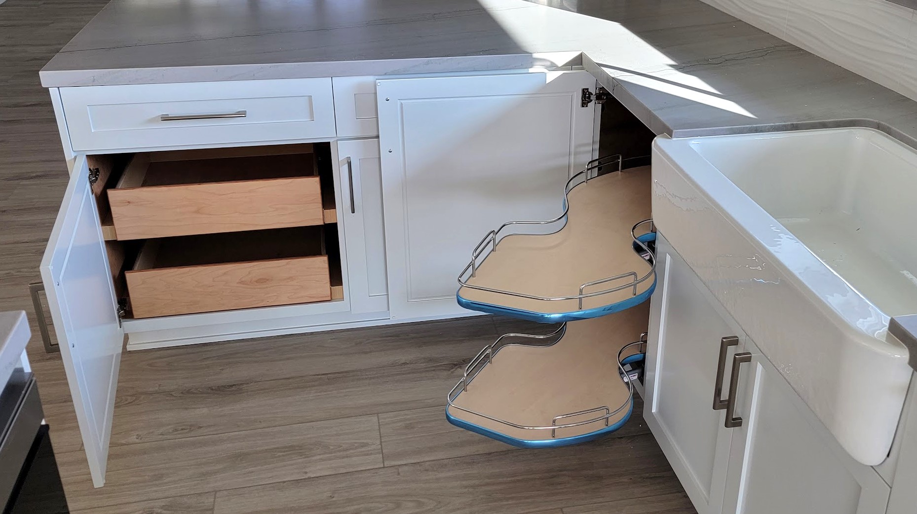 Pull-out Drawers & Corner Shelves